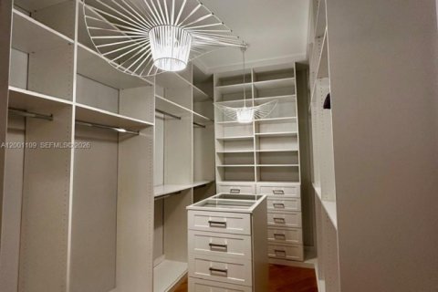 House in Miami, Florida 5 bedrooms, 421.78 sq.m. № 2067797 - photo 3