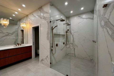House in Miami, Florida 5 bedrooms, 421.78 sq.m. № 2067797 - photo 7