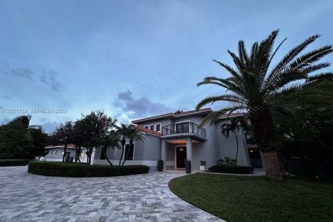 House in Miami, Florida 5 bedrooms, 421.78 sq.m. № 2067797