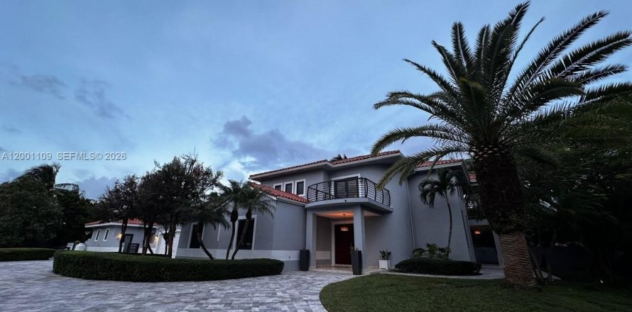 House in Miami, Florida 5 bedrooms, 421.78 sq.m. № 2067797