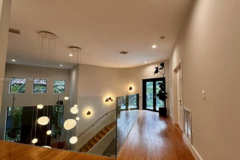 House in Miami, Florida 5 bedrooms, 421.78 sq.m. № 2067797 - photo 14