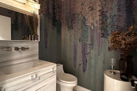 House in Miami, Florida 5 bedrooms, 421.78 sq.m. № 2067797 - photo 26