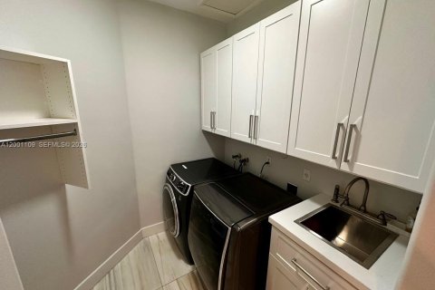 House in Miami, Florida 5 bedrooms, 421.78 sq.m. № 2067797 - photo 27