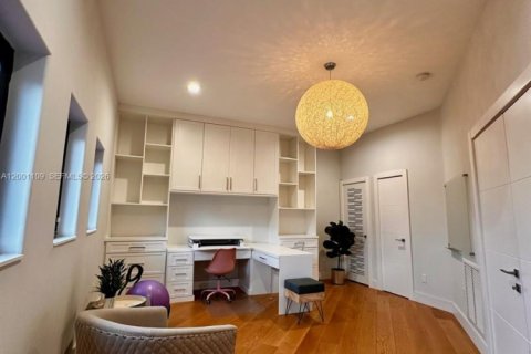 House in Miami, Florida 5 bedrooms, 421.78 sq.m. № 2067797 - photo 15