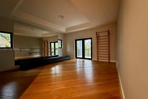 House in Miami, Florida 5 bedrooms, 421.78 sq.m. № 2067797 - photo 11