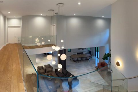 House in Miami, Florida 5 bedrooms, 421.78 sq.m. № 2067797 - photo 17