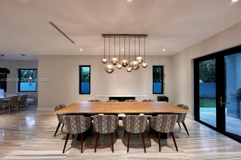 House in Miami, Florida 5 bedrooms, 421.78 sq.m. № 2067797 - photo 24