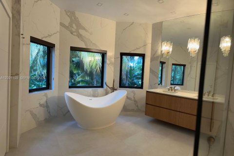 House in Miami, Florida 5 bedrooms, 421.78 sq.m. № 2067797 - photo 10