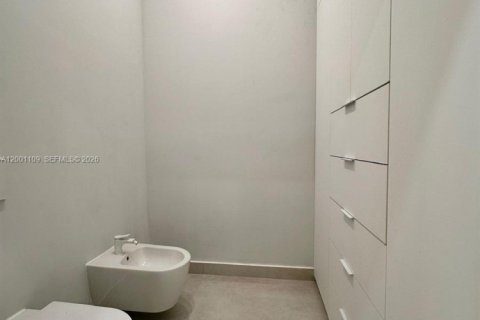 House in Miami, Florida 5 bedrooms, 421.78 sq.m. № 2067797 - photo 9