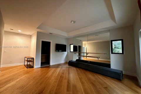 House in Miami, Florida 5 bedrooms, 421.78 sq.m. № 2067797 - photo 12