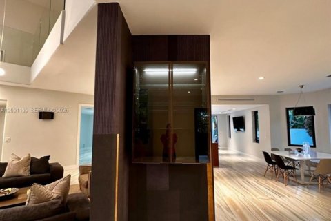 House in Miami, Florida 5 bedrooms, 421.78 sq.m. № 2067797 - photo 23
