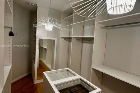 House in Miami, Florida 5 bedrooms, 421.78 sq.m. № 2067797 - photo 4