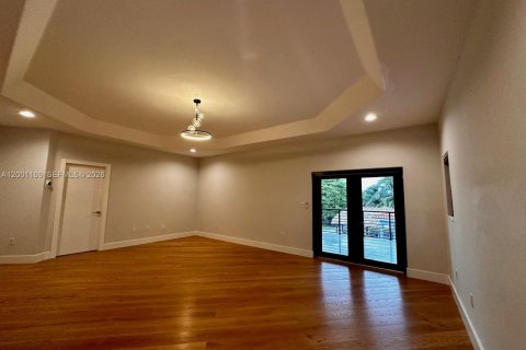 House in Miami, Florida 5 bedrooms, 421.78 sq.m. № 2067797 - photo 6