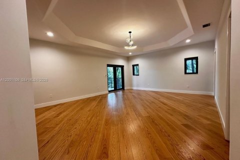 House in Miami, Florida 5 bedrooms, 421.78 sq.m. № 2067797 - photo 2