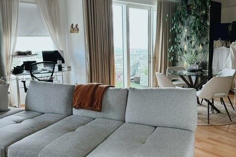 Condo in Miami, Florida, 2 bedrooms  № 1937498 - photo 3