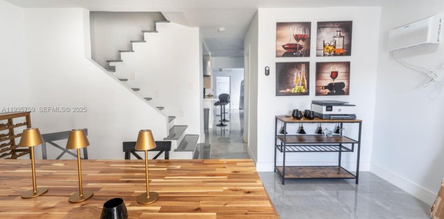 Casa en Miami Beach, Florida 3 dormitorios, 124.86 m2 № 1993884