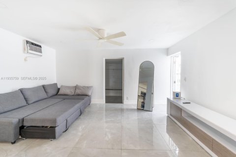Casa en venta en Miami Beach, Florida, 3 dormitorios, 124.86 m2 № 1993884 - foto 19
