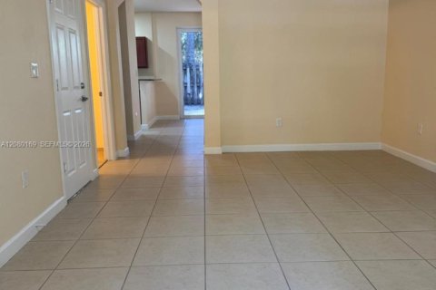 Touwnhouse à louer à Miami, Floride: 3 chambres, 167.13 m2 № 2337732 - photo 2