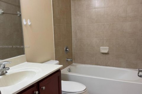 Touwnhouse à louer à Miami, Floride: 3 chambres, 167.13 m2 № 2337732 - photo 5