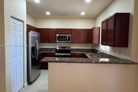 Touwnhouse à louer à Miami, Floride: 3 chambres, 167.13 m2 № 2337732 - photo 3
