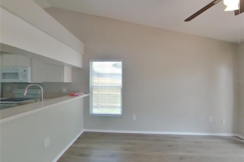 Casa en alquiler en Brandon, Florida, 3 dormitorios, 130.53 m2 № 1800478 - foto 3