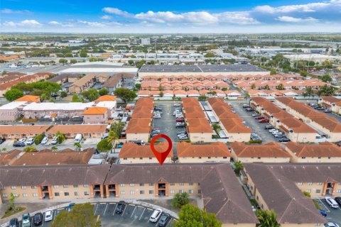 Condominio en venta en Hialeah, Florida, 2 dormitorios, 77.11 m2 № 1814551 - foto 2