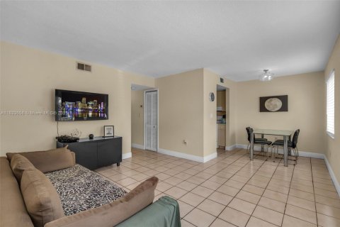 Condominio en venta en Hialeah, Florida, 2 dormitorios, 77.11 m2 № 1814551 - foto 3