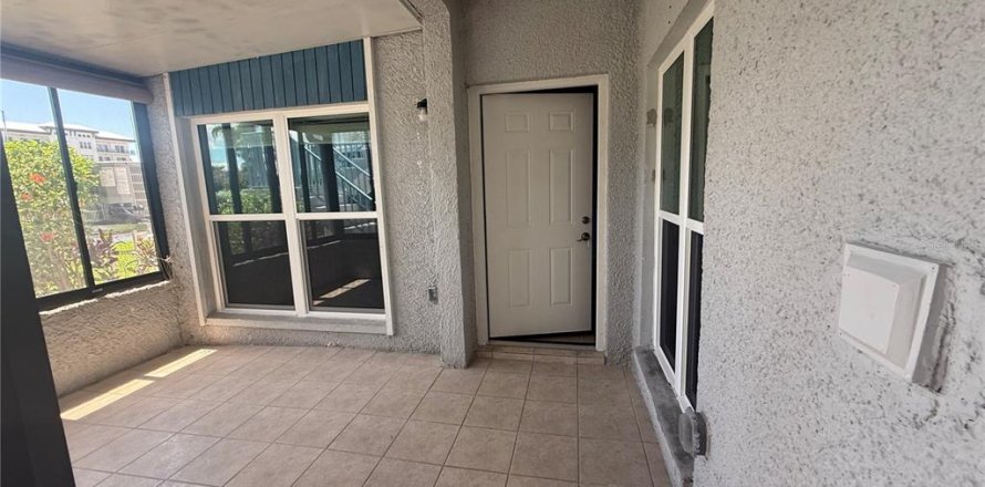 Condo in Madeira Beach, Florida, 1 bedroom № 2309091