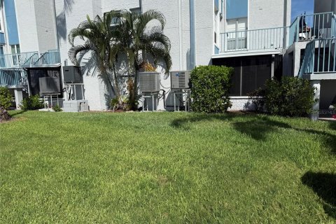 Condo in Madeira Beach, Florida, 1 bedroom № 2309091 - photo 9