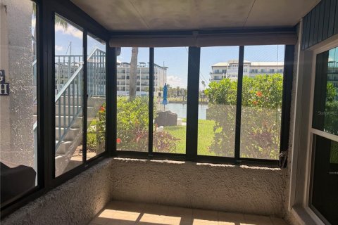 Condo in Madeira Beach, Florida, 1 bedroom № 2309091 - photo 4