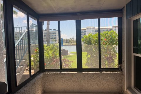 Condo in Madeira Beach, Florida, 1 bedroom № 2309091 - photo 6