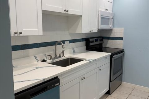 Condo in Madeira Beach, Florida, 1 bedroom № 2309091 - photo 13