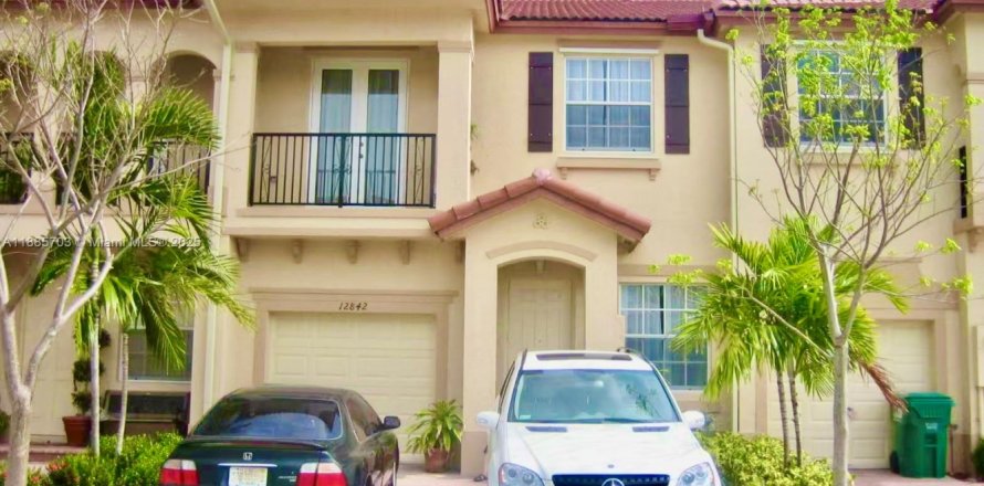 Adosado en Miami, Florida 3 dormitorios, 155.15 m2 № 1932491