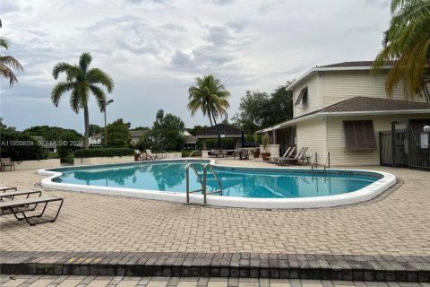 Touwnhouse à vendre à Margate, Floride: 2 chambres, 126.25 m2 № 2010010 - photo 1