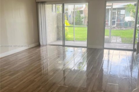 Touwnhouse à vendre à Margate, Floride: 2 chambres, 126.25 m2 № 2010010 - photo 4