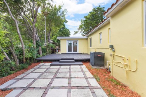Casa en venta en Miami, Florida, 3 dormitorios, 258.08 m2 № 1953557 - foto 14