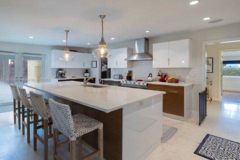 Casa en venta en Miami, Florida, 3 dormitorios, 258.08 m2 № 1953557 - foto 3