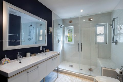 Casa en venta en Miami, Florida, 3 dormitorios, 258.08 m2 № 1953557 - foto 28
