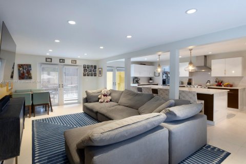 Casa en venta en Miami, Florida, 3 dormitorios, 258.08 m2 № 1953557 - foto 16