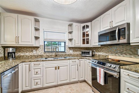 Villa ou maison à vendre à Tampa, Floride: 6 chambres, 232.81 m2 № 2111305 - photo 16