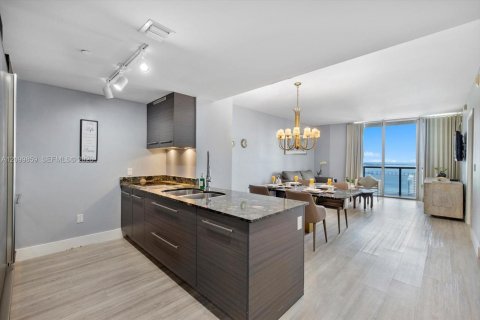 Condo in Miami, Florida, 2 bedrooms  № 2401287 - photo 2