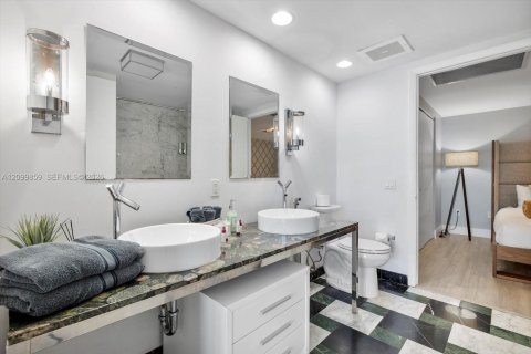 Condo in Miami, Florida, 2 bedrooms  № 2401287 - photo 24