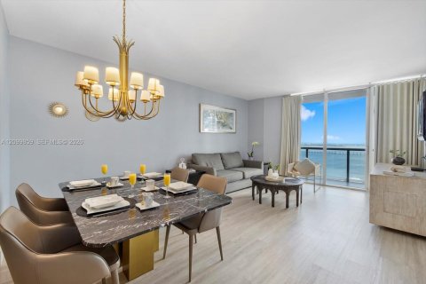 Condo in Miami, Florida, 2 bedrooms  № 2401287 - photo 10