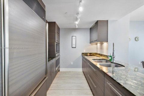 Condo in Miami, Florida, 2 bedrooms  № 2401287 - photo 3
