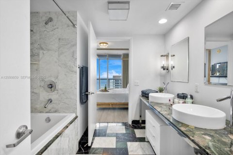Condo in Miami, Florida, 2 bedrooms  № 2401287 - photo 23