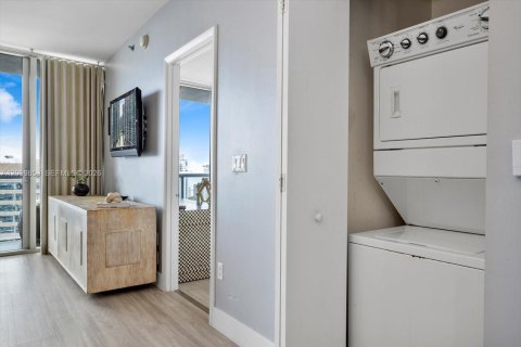 Condo in Miami, Florida, 2 bedrooms  № 2401287 - photo 17