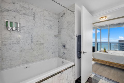 Condo in Miami, Florida, 2 bedrooms  № 2401287 - photo 25