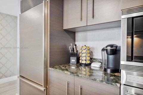 Condo in Miami, Florida, 2 bedrooms  № 2401287 - photo 5