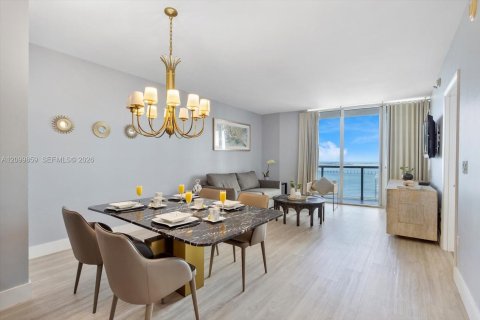 Condo in Miami, Florida, 2 bedrooms  № 2401287 - photo 7