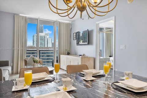 Condo in Miami, Florida, 2 bedrooms  № 2401287 - photo 9
